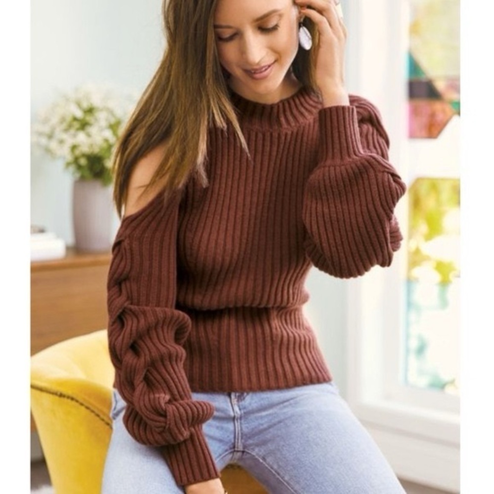 NWT EVEREVE Cut Out Neck Twist Sleeve Pullover